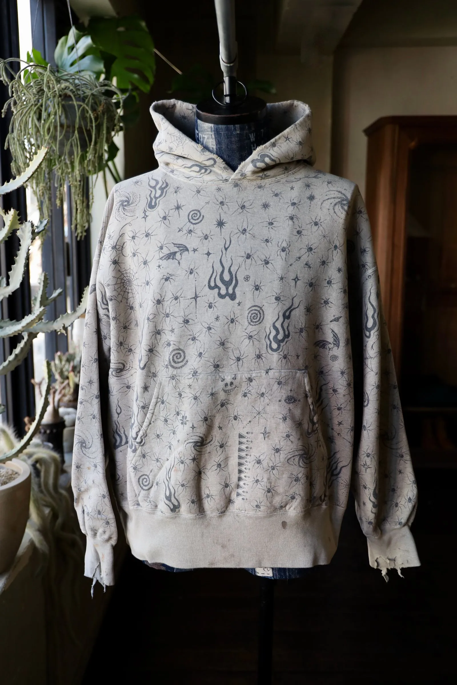 SAINT Mxxxxxx x DR. WOO HOODIE ' Dr.Woo ' /GRY Flame Swirl Spider Web Hoodie Distressed Gray S-XL Custom-woven and dyed nostalgic gray fabric. After printing, the garment is sprayed with potion to cause the fabric to oxidize and fade. A large number of artificial fabric destruction processes are added to make the whole piece of clothing look aged and unique like a work of art. This hoodie is co-branded with a famous tattoo design artist and customized with a full set of Dr.Woo accessories. Bringing you authentic items!